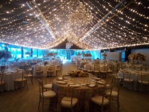 cómo iluminar un restaurante en celebraciones